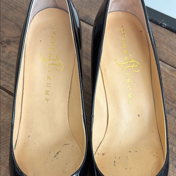 Ivanka Trump Black Heels Classic Pointed-Toe Pumps - Picture 3 of 8